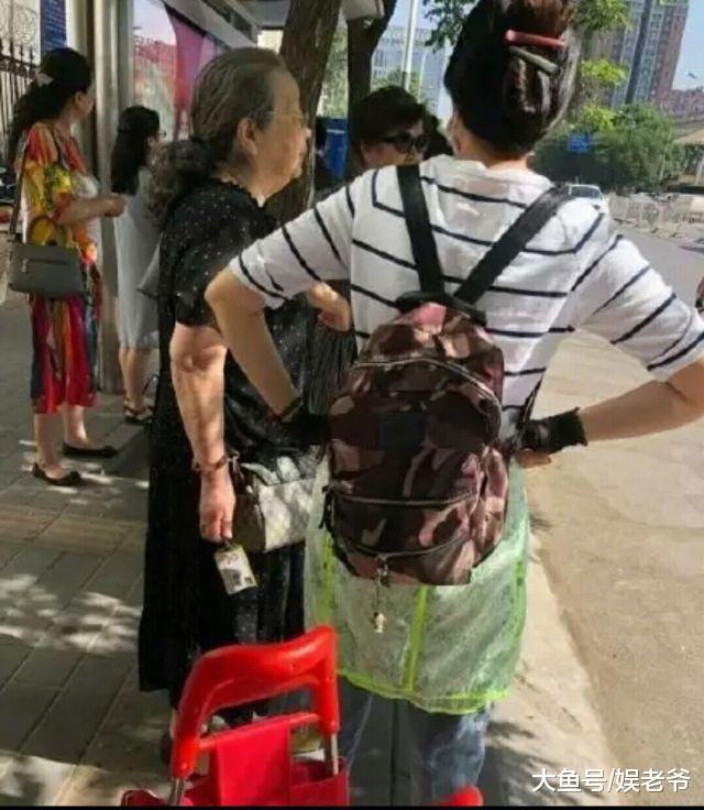 82岁容嬷嬷现状! 头发苍白泯为众人, 独自挤公交!