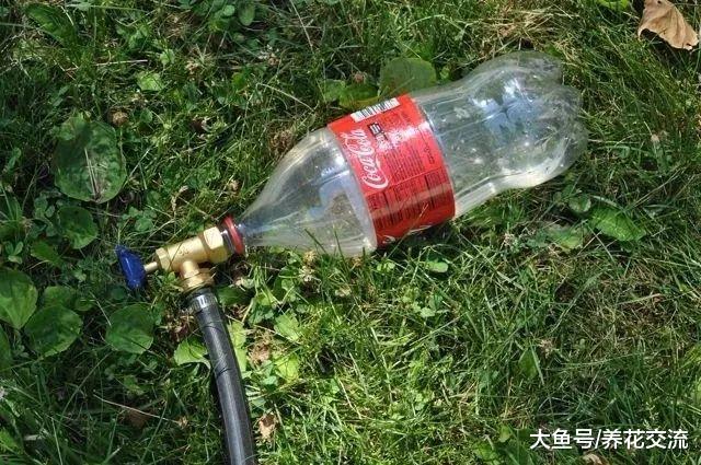 将废弃的塑料瓶改造成自动喷水器, 只需搭配一些软管和胶带