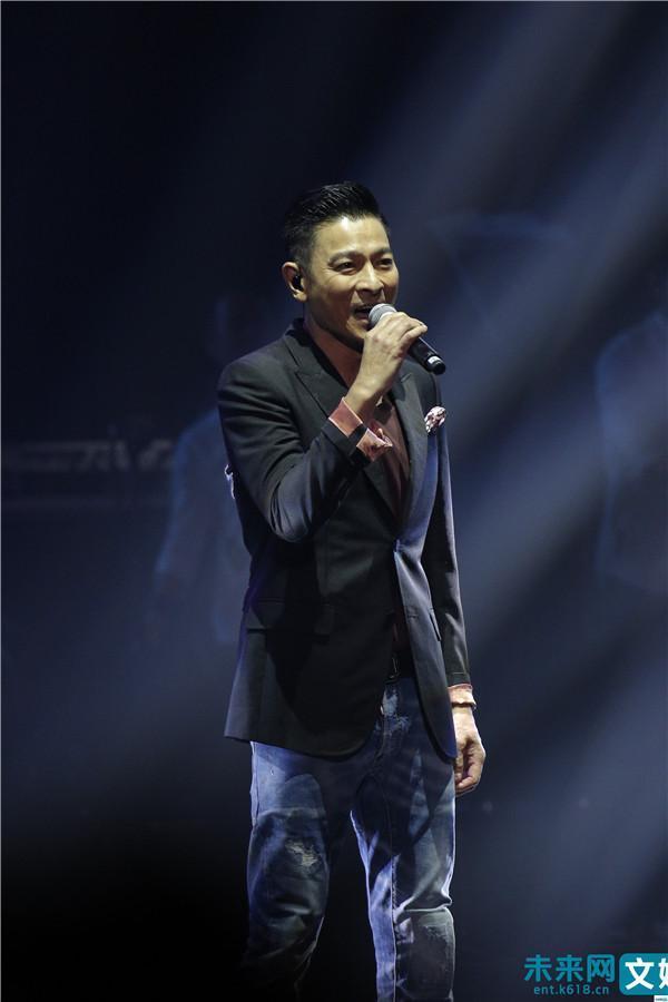 天王见天王 刘德华惊喜助阵周杰伦演唱会粉丝激动尖叫