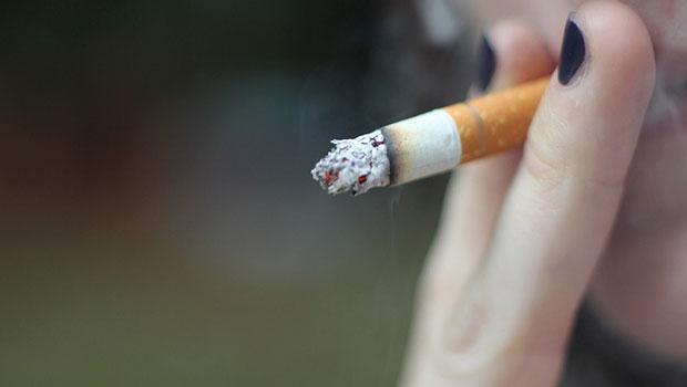 医生再三苦劝: 烟瘾再大, 这3个时间都不能抽烟, 等同不要命!