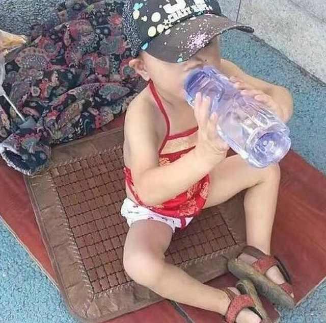 3岁可爱男娃睡在街头, 车来车往还被晒, 得知事实后网友愤怒了!