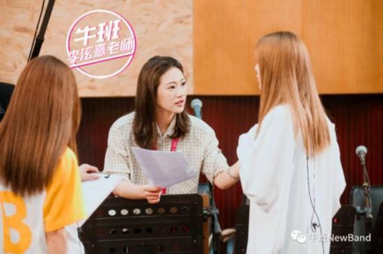 《梦想的声音3》牛班老师李泫憙讨教校长胡彦斌 惊艳开口感动全场