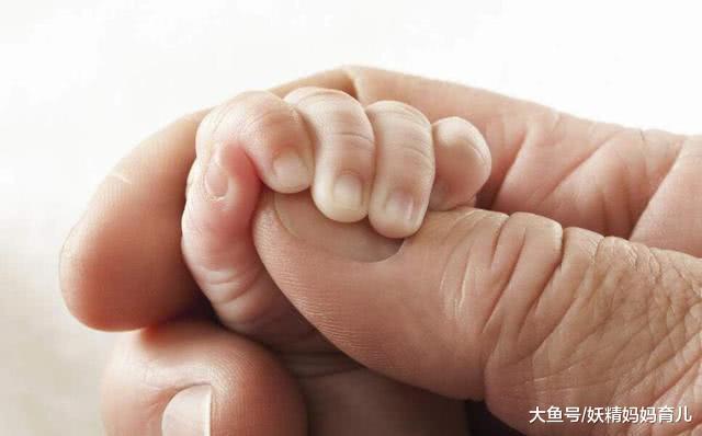 为什么新生儿都是攥着小拳头? 为晒娃, 强掰可以吗? 医生说NO
