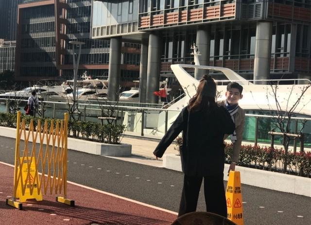 张翰遭网友路透新剧照片 与王丽坤身高差略萌