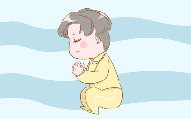 宝宝睡觉的时候喜欢把手举到头顶, 妈妈说萌萌哒, 长辈却说是阳气重