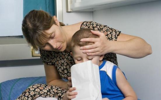 4岁宝宝吃了妈妈炒的菜, 送进抢救室! 医生怒斥: 这点常识都没有