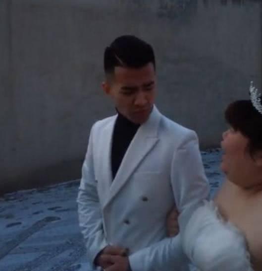 农村小夫妻下雪天拍婚纱照, 妻子的表情是这样的!