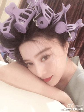 范冰冰还没出事呢, 张馨予就情不自禁在大街上开始蹦迪了!