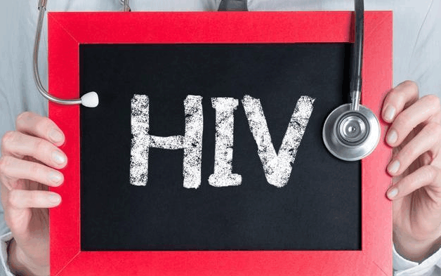 26岁女孩胸闷咳血, 医生意外发现艾滋病, 男友当场吓的腿软!