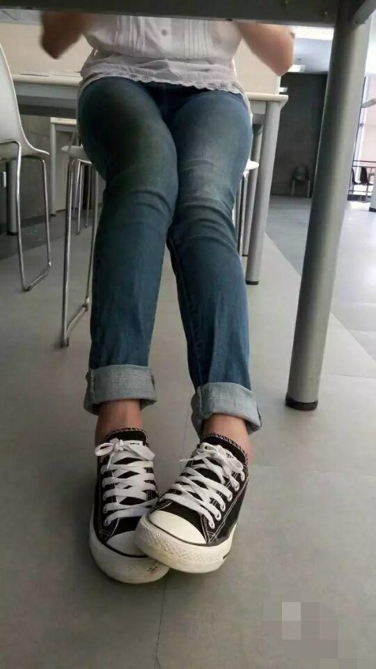 丽娜的这双帆布鞋