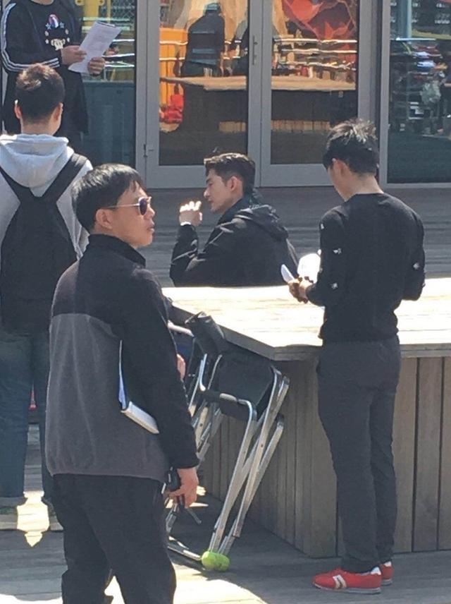 张翰遭网友路透新剧照片 与王丽坤身高差略萌