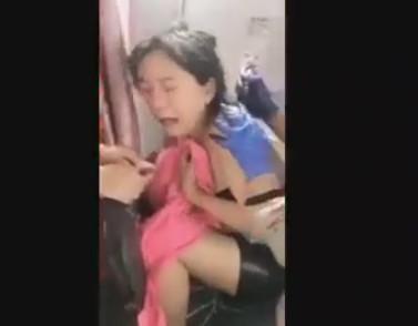 20岁美女忍不住这样做, 刚开始就后悔了! 网友: 作是要付出代价的!