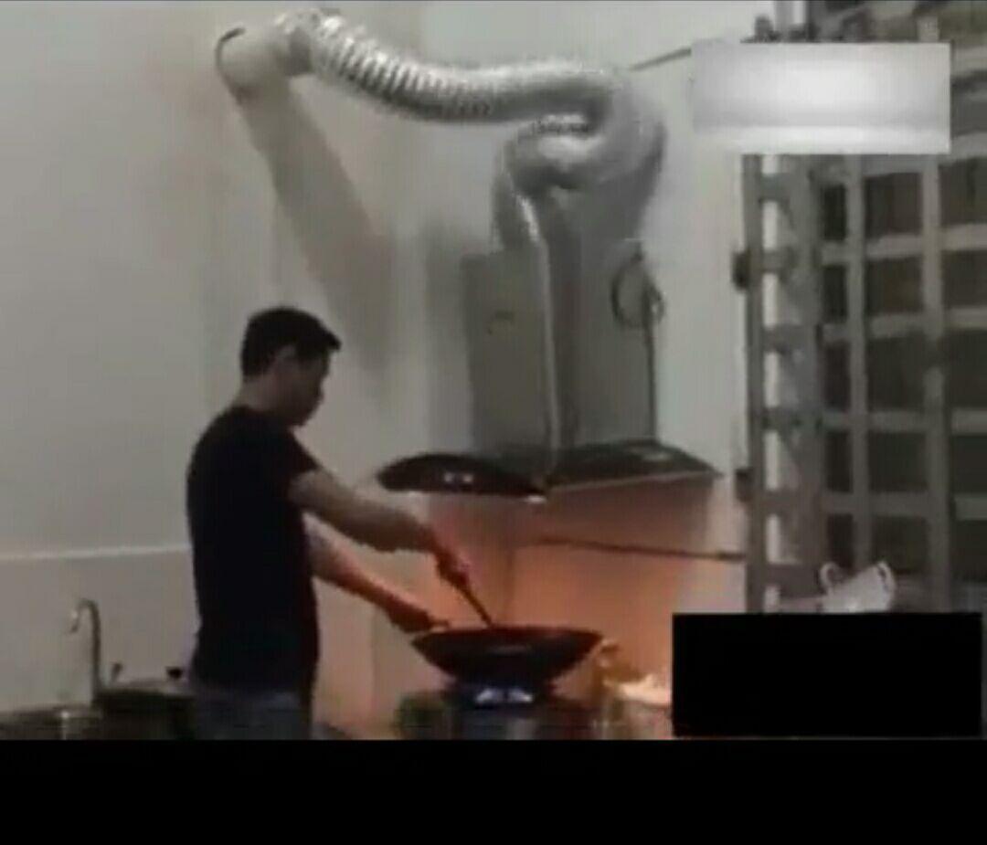 男子家中正在炒菜, 发生这样的画面