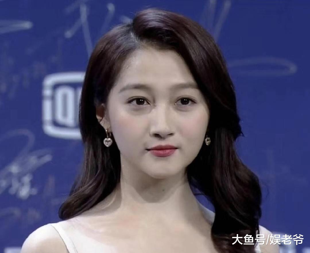 关晓彤经历了什么, 脸居然老成了这样, 感觉做鹿晗姐姐都有余!