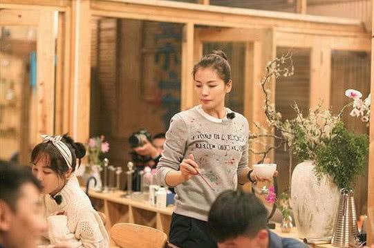 40岁刘涛起床素颜照曝光, 双眼无神皮肤暗黄! 网友: 贤妻不易!