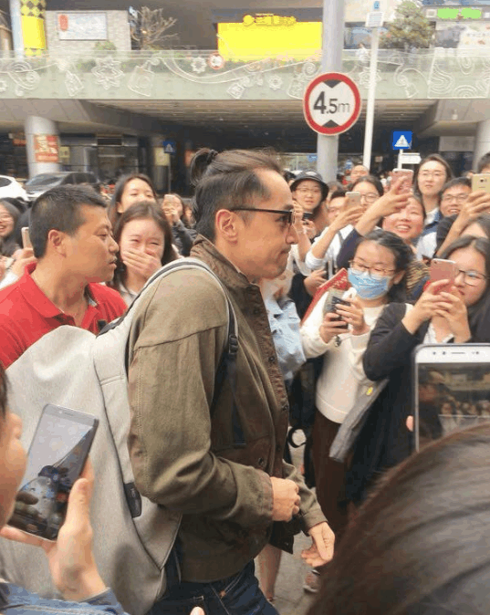 胡歌扎小辫现身, 心形发际线成亮点, 满脸痘印仍被大妈疯狂追捧