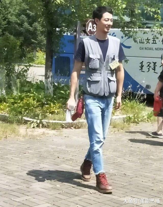 韩国男神赵寅成跟随老年团游吉林, 穿着低调, 也太接地气儿了!