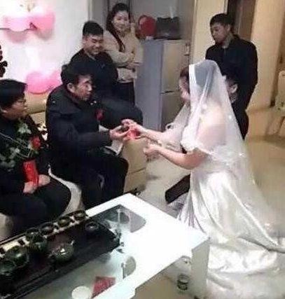 新婚日新娘接过公婆红包, 嫌少丢掉, 接下来新郎做一事大快人心