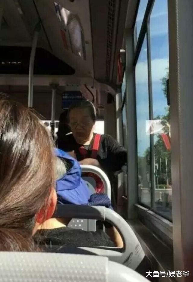 82岁容嬷嬷现状! 头发苍白泯为众人, 独自挤公交!