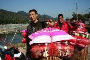 老夫妻确诊癌症, 儿子医院走廊痛哭, 狂扇自己说都怪我不孝!