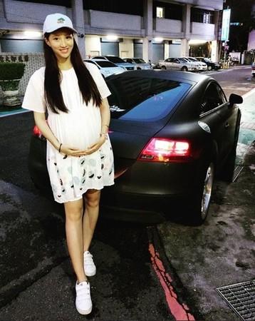 女星林采缇挺九月巨肚现身 身材不走形四肢细到不科学