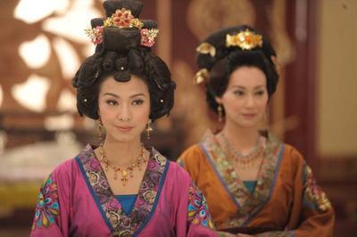 成龙追她8年又甩了她, 她死守患癌男友26年, 63岁仍单身