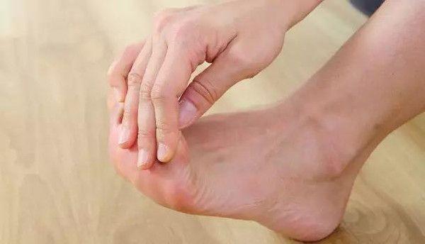 医生告诫: 脚趾有这3个特征, 90%都得了糖尿病, 早发现早救命!
