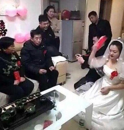 新婚日新娘接过公婆红包, 嫌少丢掉, 接下来新郎做一事大快人心