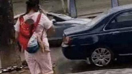 妈妈背着宝宝上街, 边走路边打电话, 路人想训斥, 走近后却不淡定