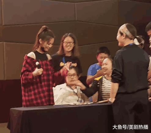 杨超越在导师张杰演唱会上中2万元大奖, 再次验证她的锦鲤体质!