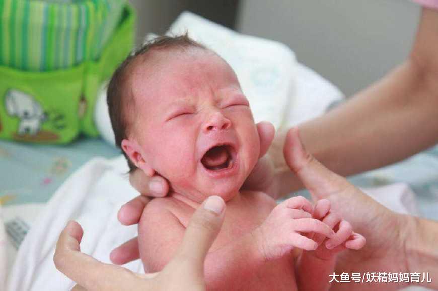 宝宝刚出生像个小老头, 宝宝出生当天都会有的5个特征