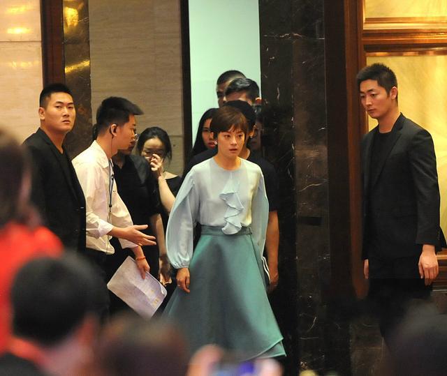 孙俪穿水袖衫半身裙现身会场, 素颜的她颜值秒杀周围的女士们