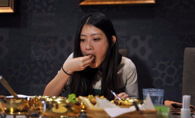 女人在外吃饱后, 回家往往有这几个表现!