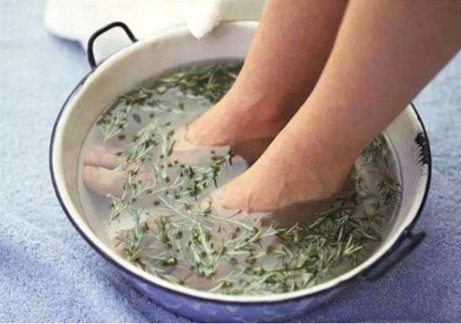 女人湿气重, 面色暗黄没精神? 坚持“1泡1喝”, 驱寒除湿气色好!