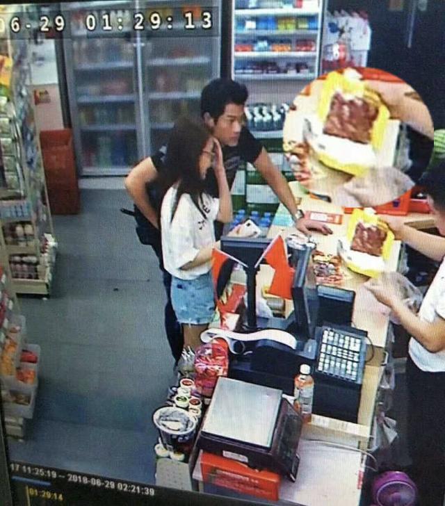 郭富城凌晨带方媛买辣条 两人素颜毫无遮掩打扮随性