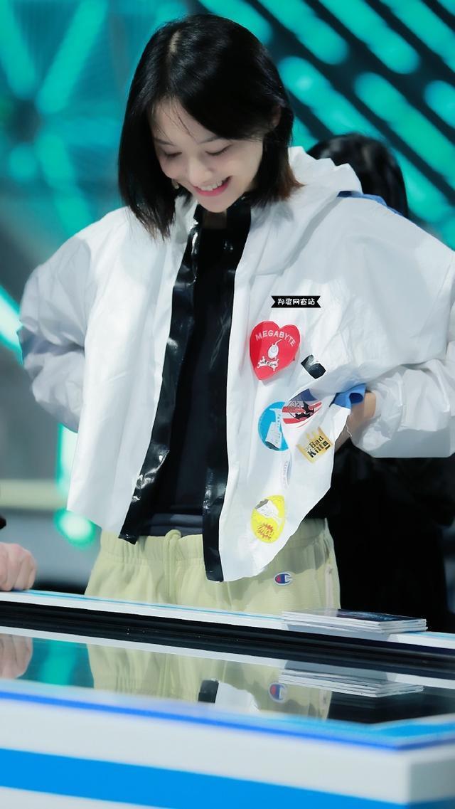 郑爽凭实力当团宠, 衣服上贴满队员们的贴纸, 她真的很爱梦之队!
