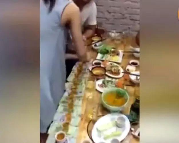 一女子豪饮几十杯所为何事? 杯酒下放钱, 还能这么玩儿?