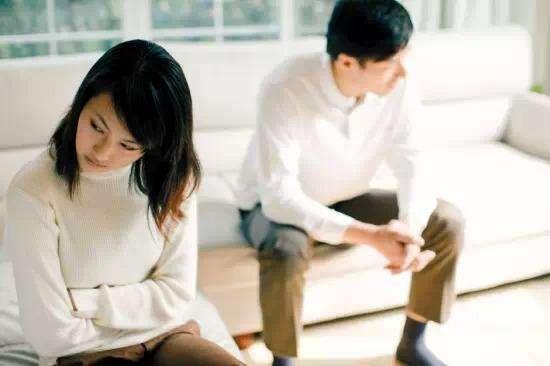 男子躲在卫生间偷偷干这事十年, 被妻子发现后扬言要离婚