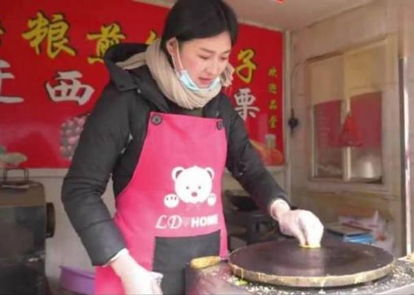 90后美女卖煎饼, 因颜值高被称为“煎饼西施”!