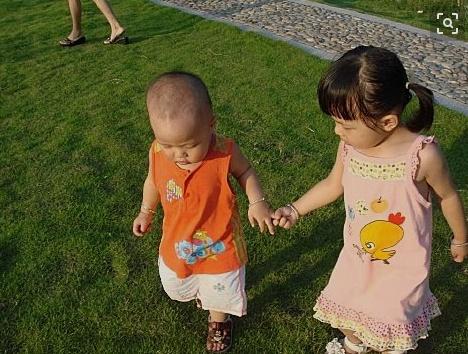 老婆生儿子, 岳母非让跟她姓, 我气得赶走她, 老婆指指水杯我笑了