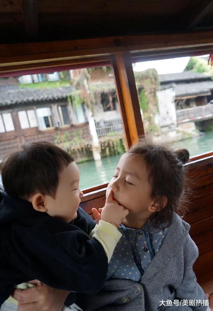 41岁孙莉首晒小儿子照片, 一家人其乐融融! 网友: 有儿有女太圆满