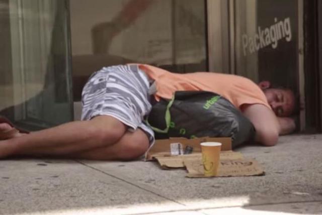 “妻管严”男子酒后楼道内去世, 女友痛哭说: 是我对不起你啊!