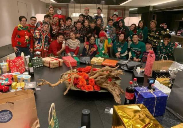 昆凌送豪车作生日礼物 周杰伦车库猛亲老婆超虐狗