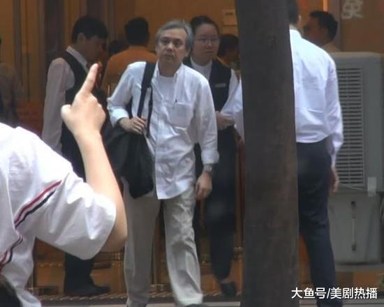 58岁陈嘉上恋上28岁女星, 网友: 怪不得极力澄清和郑爽的八卦!