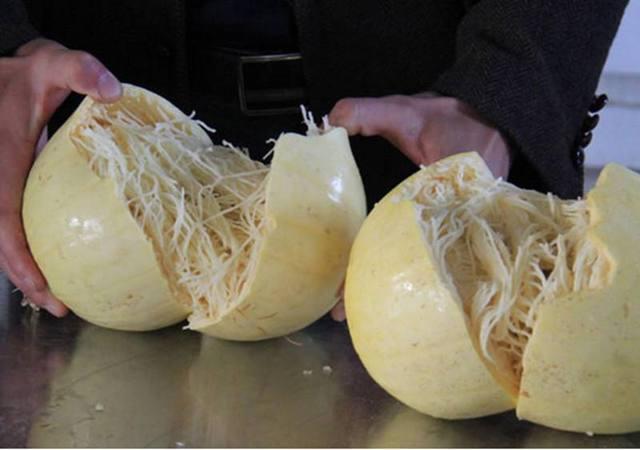 男子和女友约会时买了俩甜瓜, 掰开之后看到一堆面条, 大呼赚大了