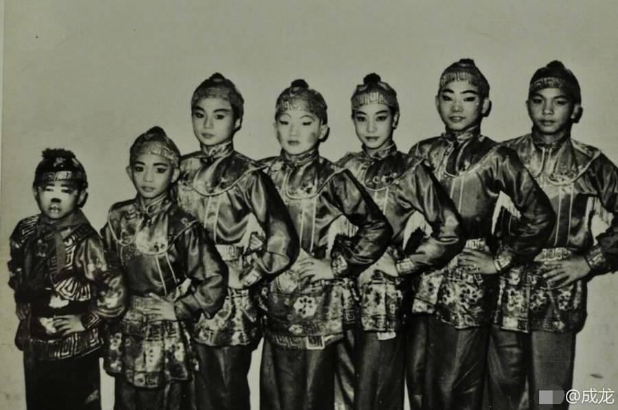 成龙六一晒儿时旧照 分享新歌感慨青春岁月