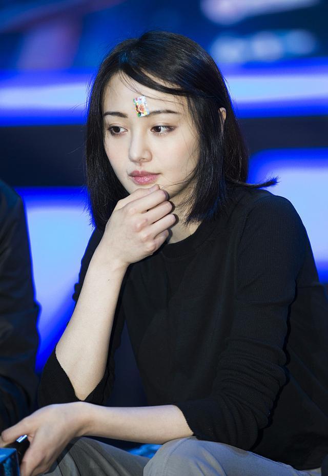 郑爽清爽短发衬托少女气息 烟熏妆扮酷大胆玩突破