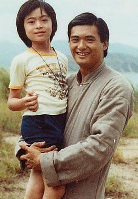 他未婚生两子被骂负心汉, 如今娶小11岁娇妻生三胎