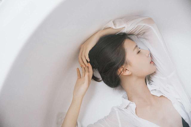 女人被抚摸这4个地方, 很容易动情