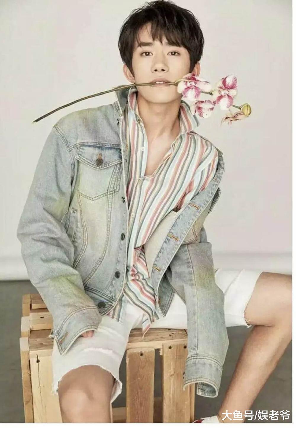 还在纠结易烊千玺蔡泽坤谁的吃花照最帅? 其实都比不过他!